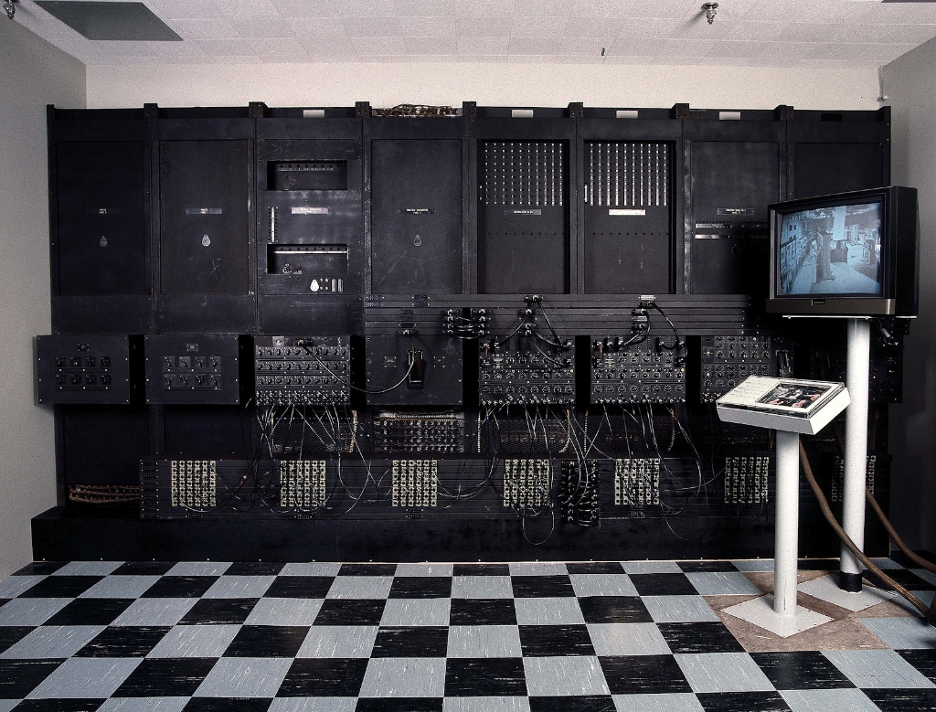 O computador ENIAC, Filadelfia, 1943. Panel de cableado e módulos electrónicos nun espazo de 167 metros cadrados.
