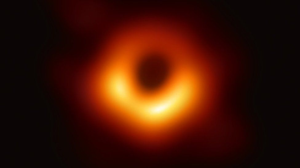 Primeira imaxe dun buraco negro. M87, Event Horizon Telescope Collaboration, 2019.