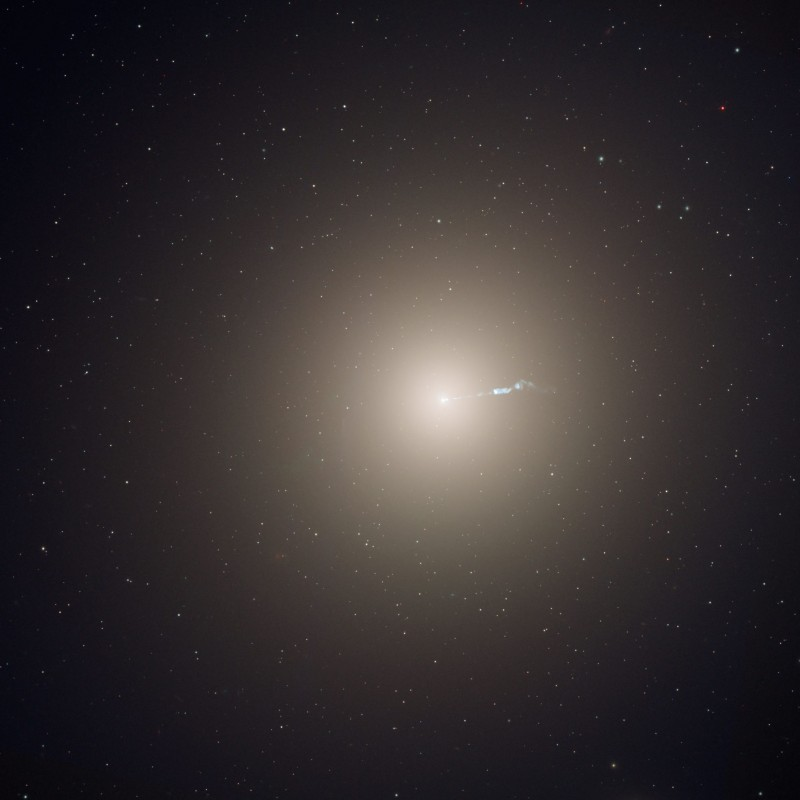 Galaxia M87 vista polo Telescopio Espacial Hubble, coa saída do chorro relativista visible